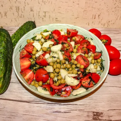 Летний салат из помидоров, огурцов и зеленого горошка