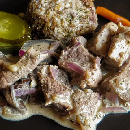 Мясо с грибами в сливочном соусе