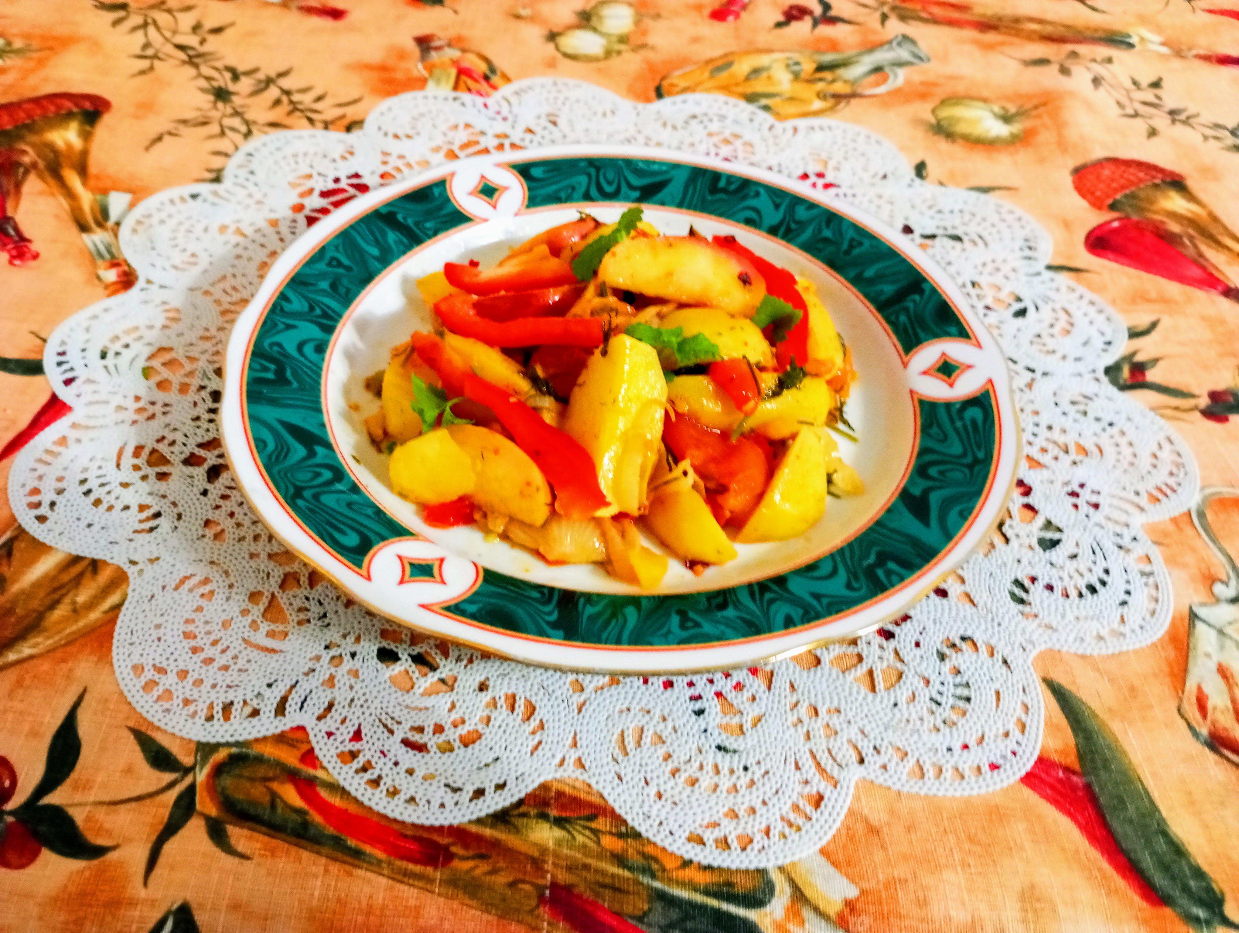 Картофель, запеченный в духовке с овощами и яблоком