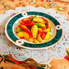 Картофель, запеченный в духовке с овощами и яблоком