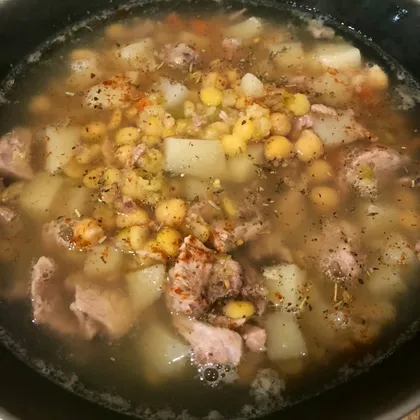Суп из бобовых и нута со свининой