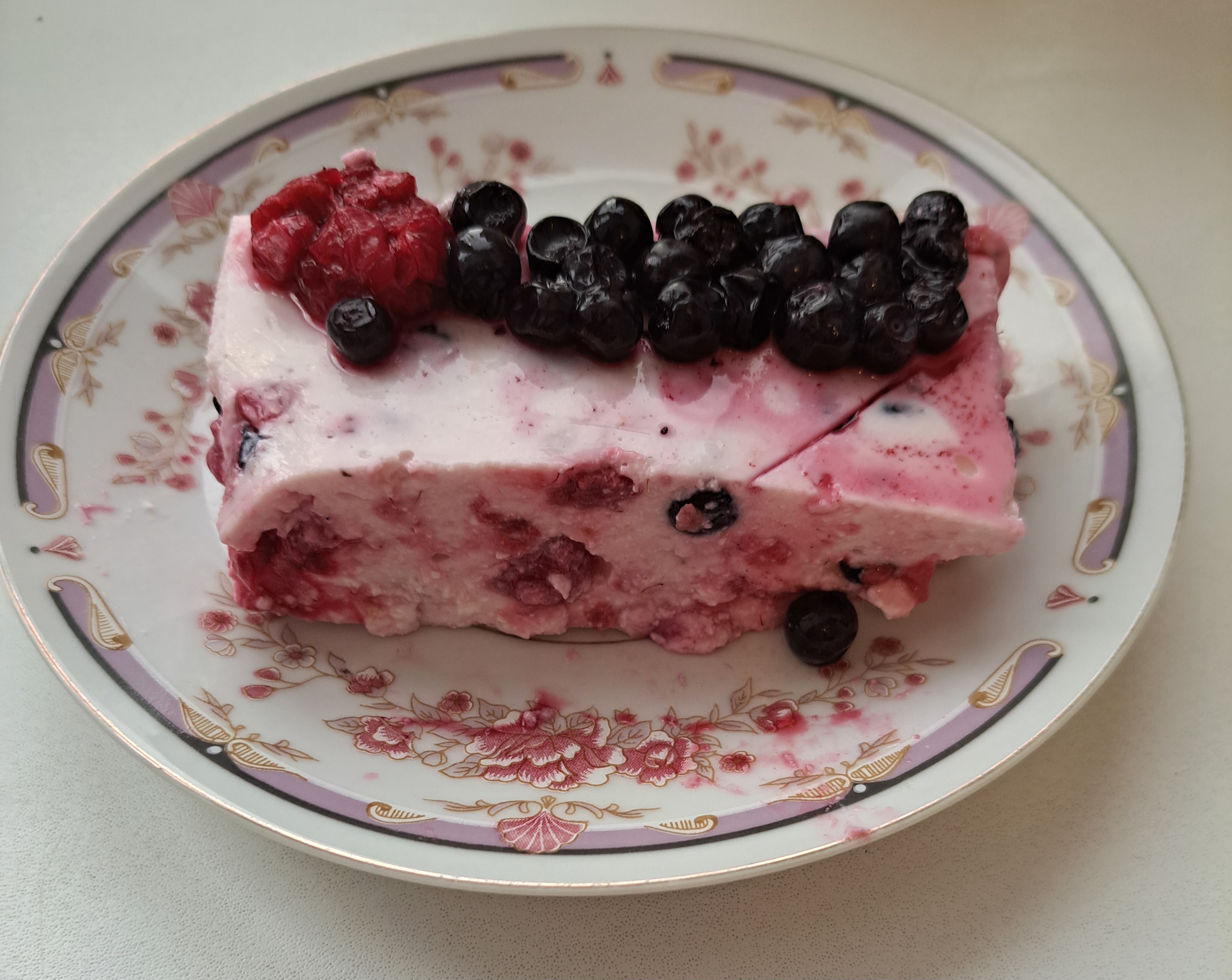 Творожно-йогуртовый десерт с ягодами