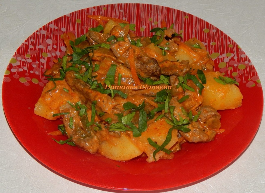 Печень в соусе с маринованными огурчиками