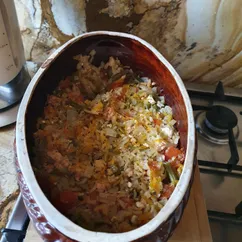 Бурый рис с фаршем и овощами в горшочке