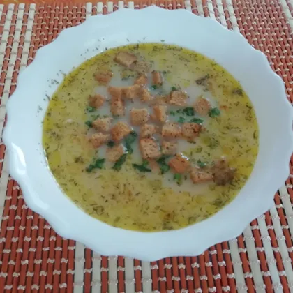 Сырный суп с сухариками и сосисками