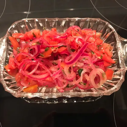 Салат с красным луком и помидорами