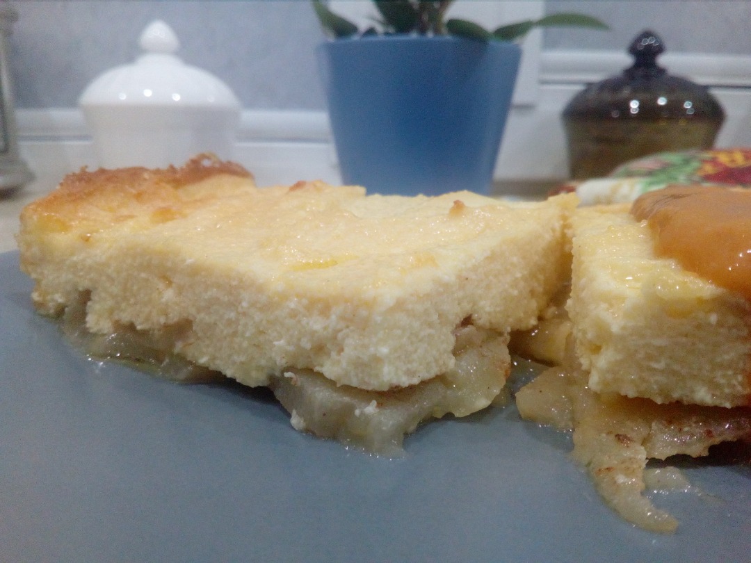 Творожная запеканка с яблоками и ягодным соусом