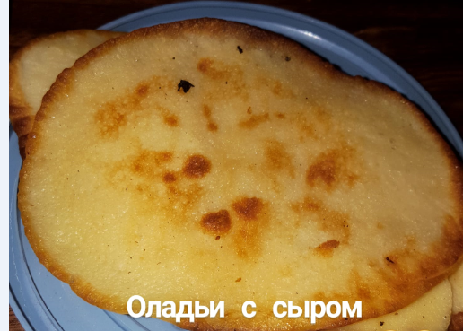 Оладьи на кефире без яиц с яблоками и корицей