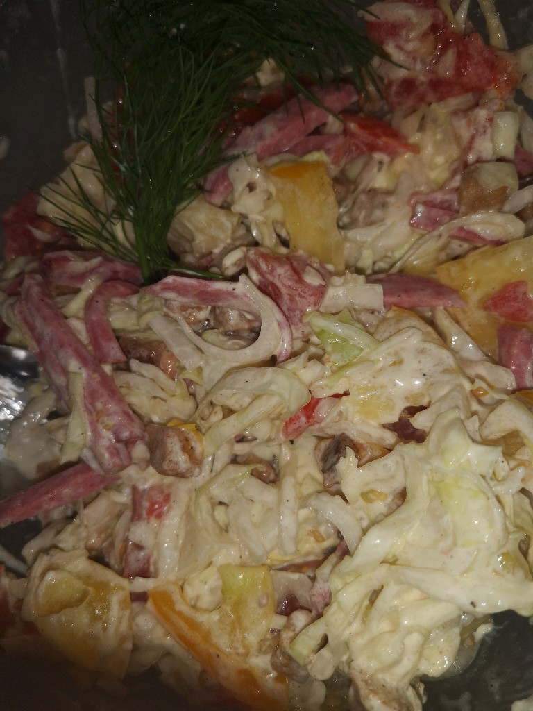 Салат с капустой, колбасой и сухариками - рецепт автора Анастасия