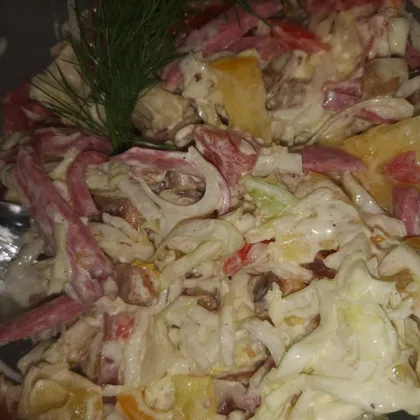 Салат с капустой, колбасой и сухариками