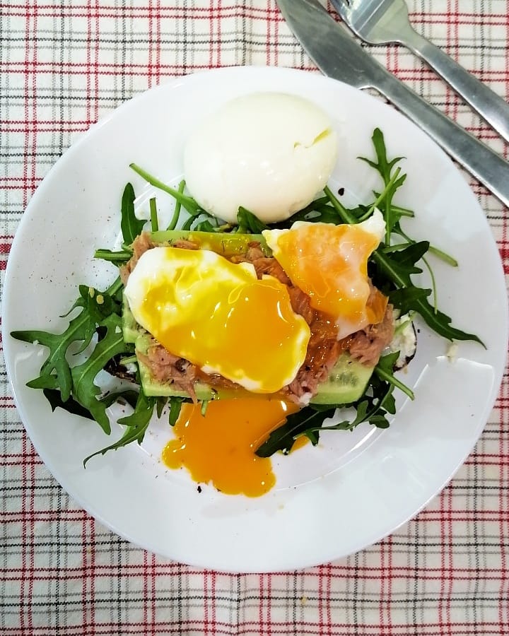 Бутерброд с тунцом и яйцом в мешочек 🥪🥚