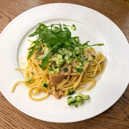 Спагетти с беконом, сырной заправкой, огурцом и рукколой