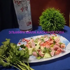 Овощной салат с колбасой 