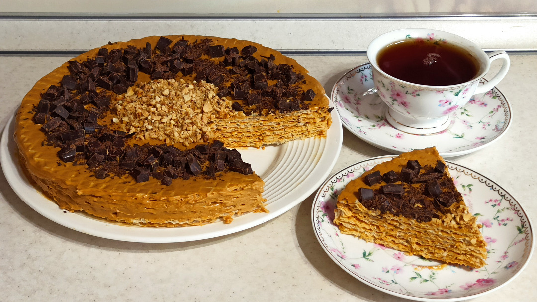 Многослойный вафельный торт со сгущенкой и шоколадом