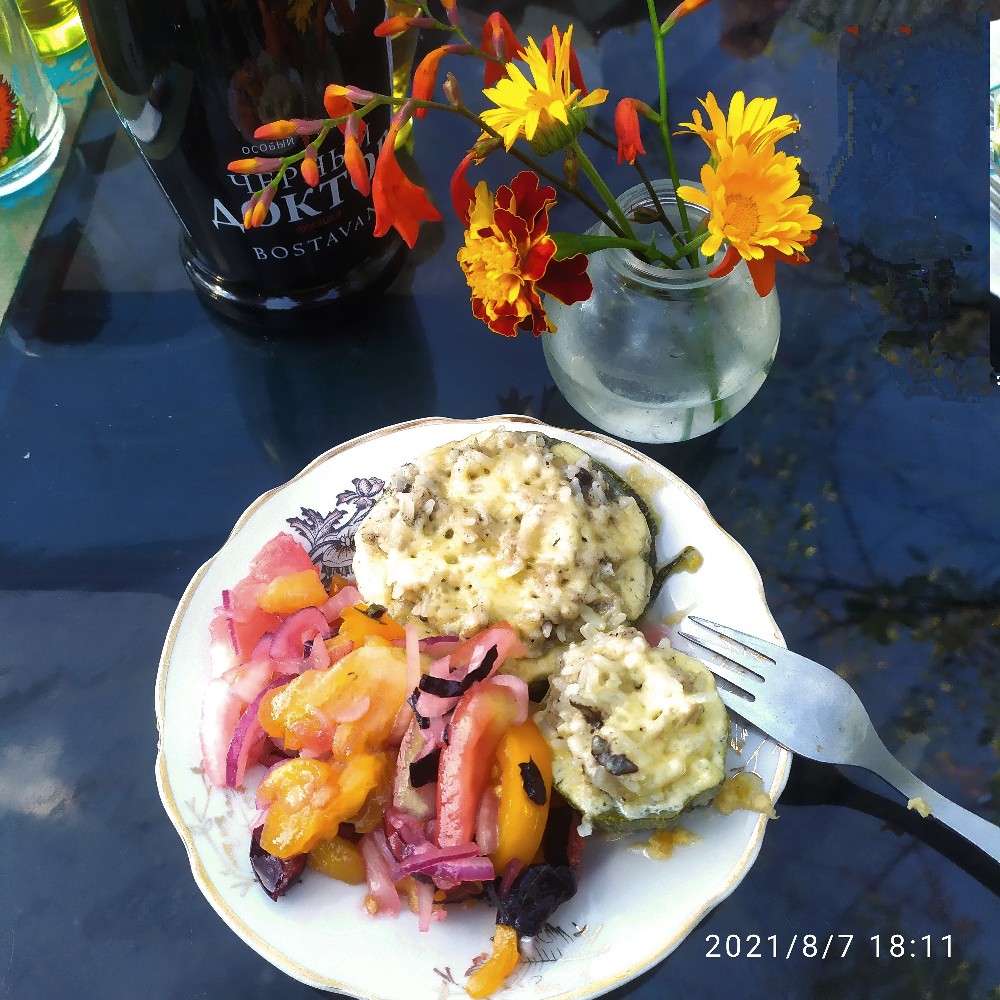 Кабачки с фаршем и сыром