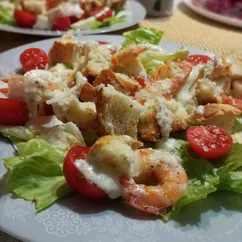 Салат Цезарь с креветками, яйцами и помидорами