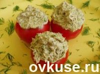 Закуска из помидоров с рыбой и яйцами