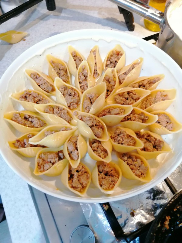 Фаршированные макароны-ракушки с сыром и беконом в духовке: рецепт - Лайфхакер