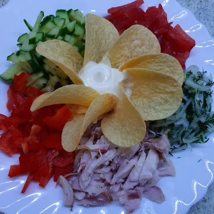 Салат с копчёной грудкой и чипсами