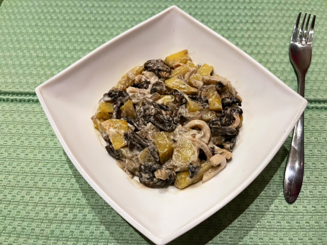 Салат с кальмарами и жареными грибами