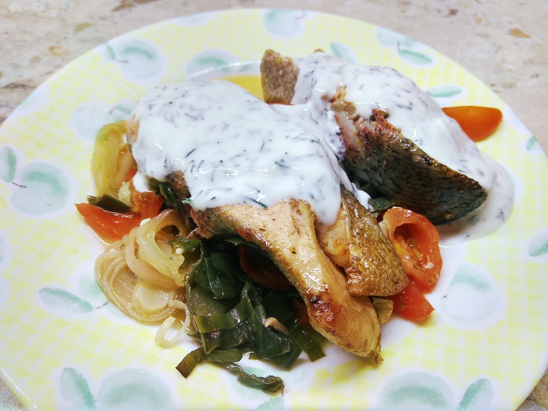 Форель запеченная на подушке из лука порей и помидоров черри