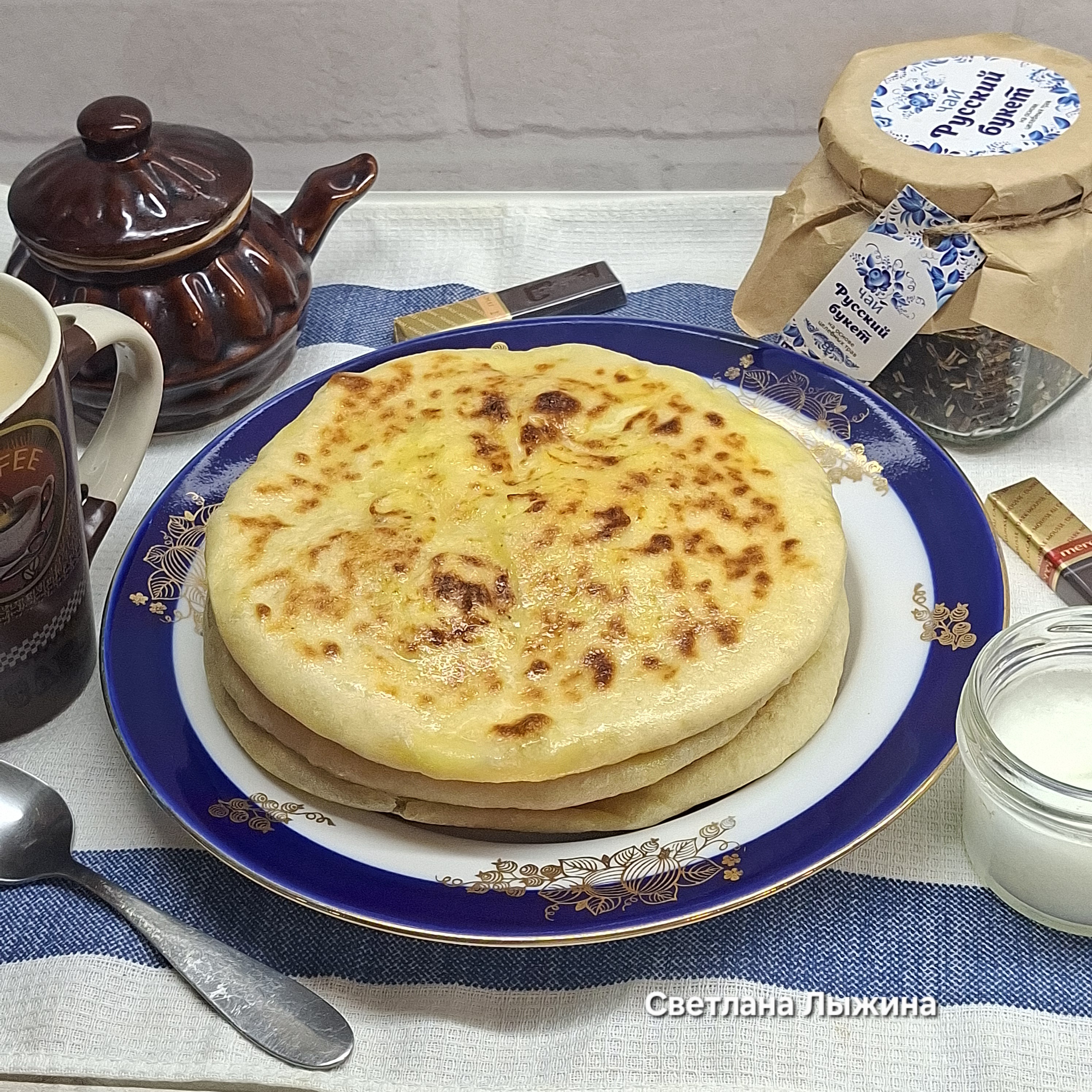 Осетинская лепешка с сыром и картошкой