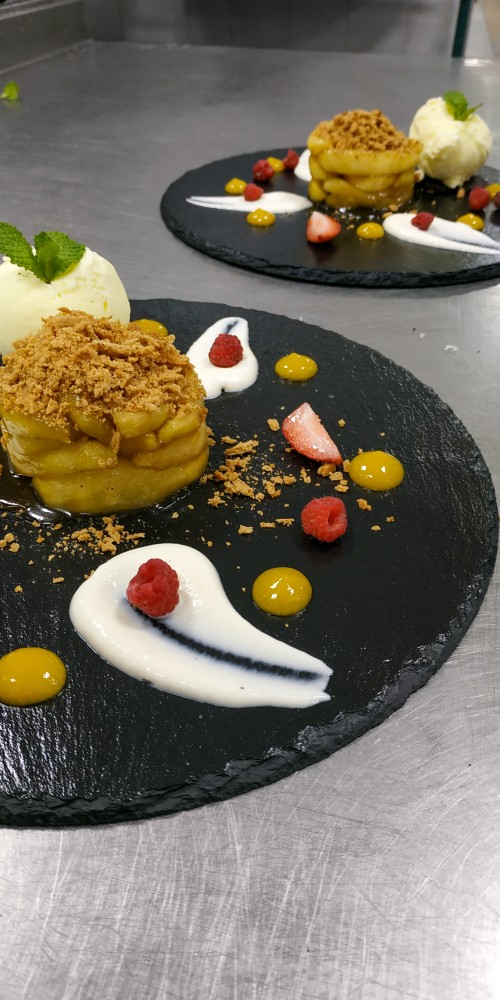 Яблоко фламбе с мороженым и песочной крошкой