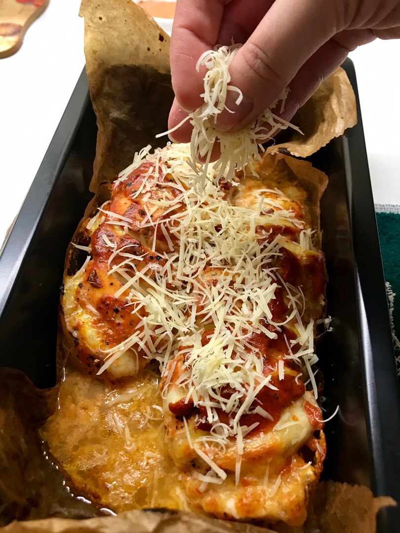 Куриная грудка запечённая с моцареллой и пармезаном