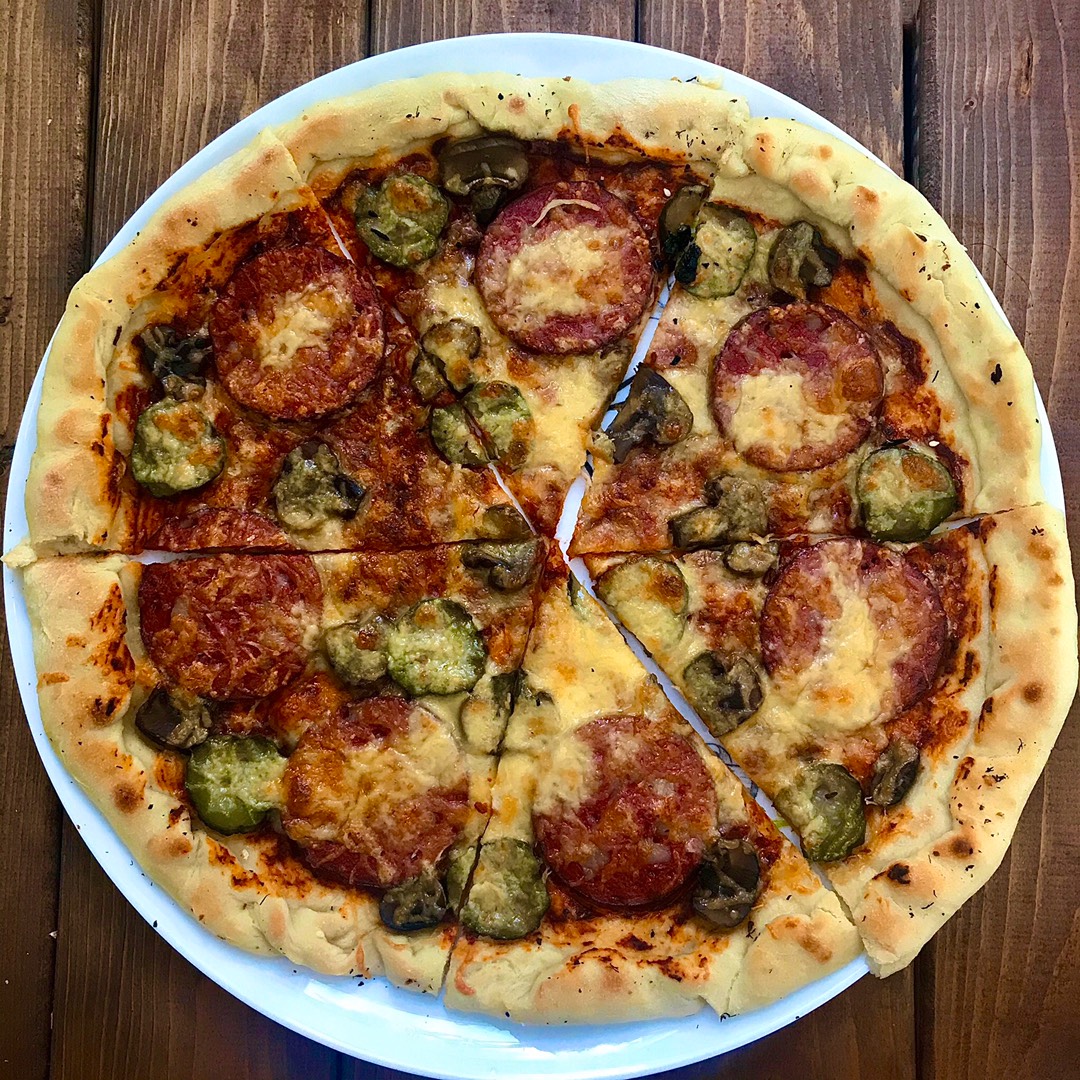 Пицца в мультиварке с колбасой и сыром