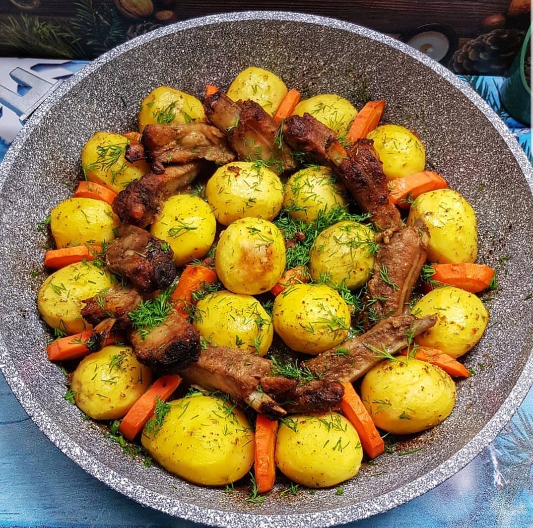 Картофель запечённый в духовке с рёбрышками