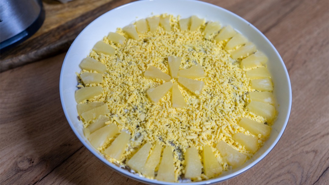 Салат с курицей, ананасами и грибами - пошаговые рецепты на hb-crm.ru