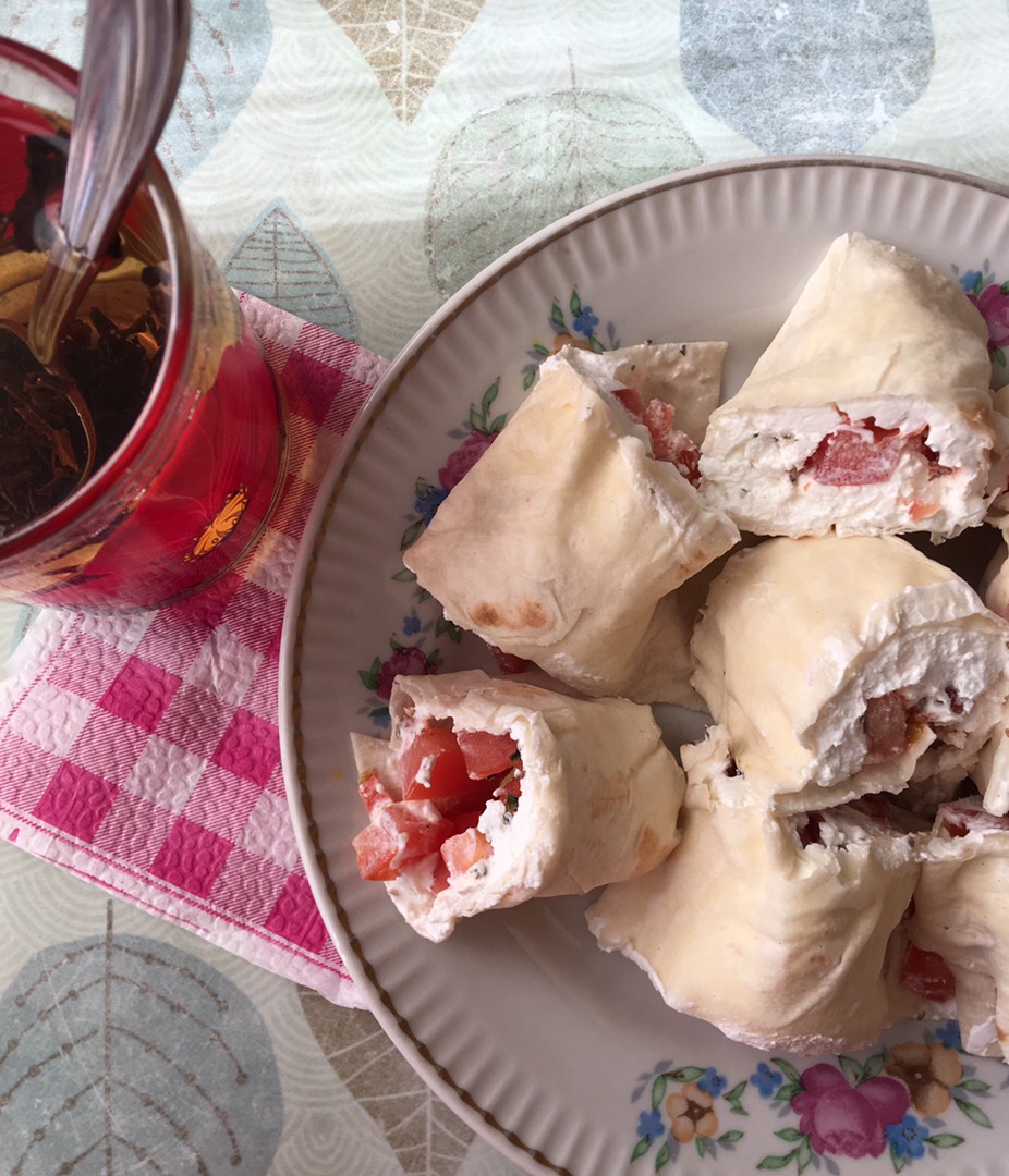 Рулетики с творожным сыром и помидорами