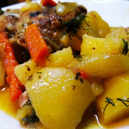 Куриные бёдра с овощами и картофелем