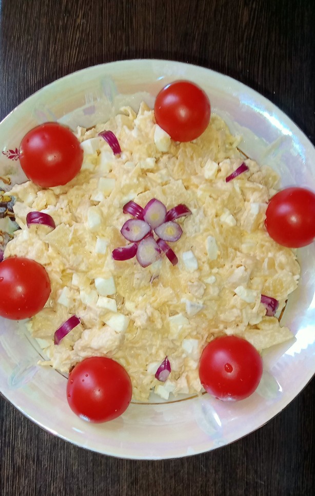 Слоеный салат с копченой курицей и помидорами на праздник