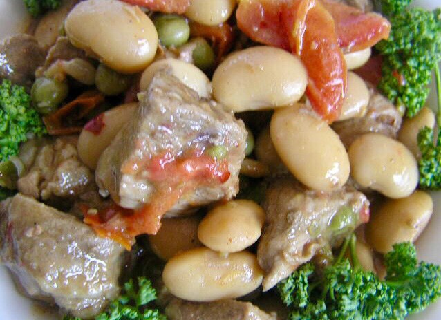 Свинина с фасолью и помидорами