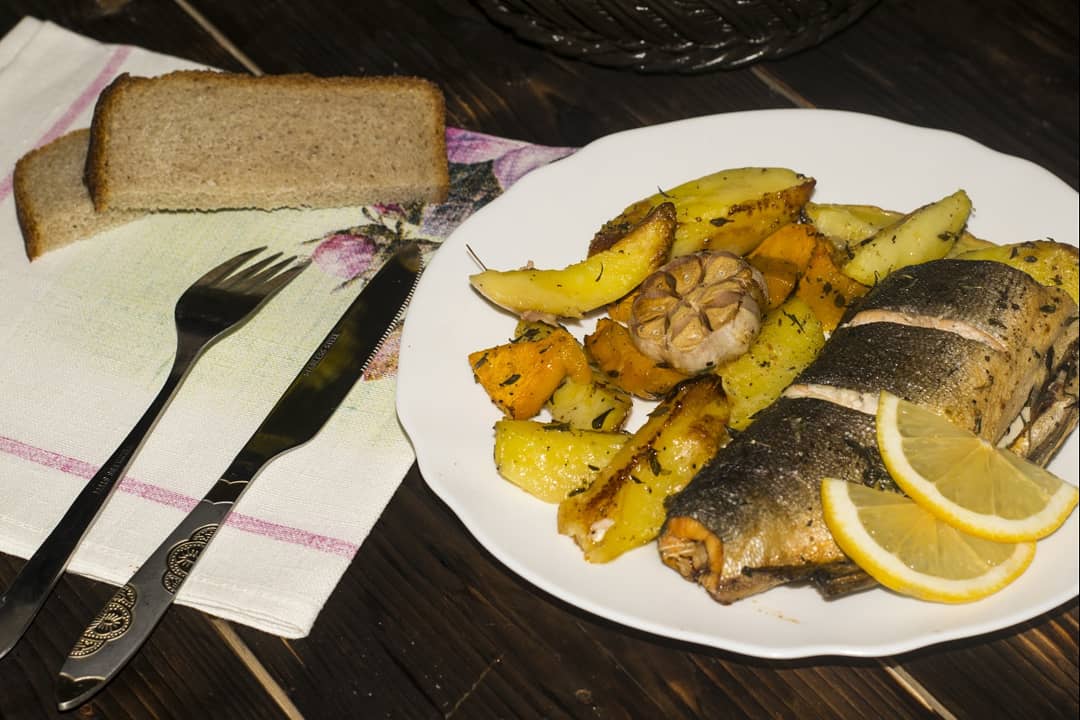 Горбуша, запеченная с картошкой и тыквой