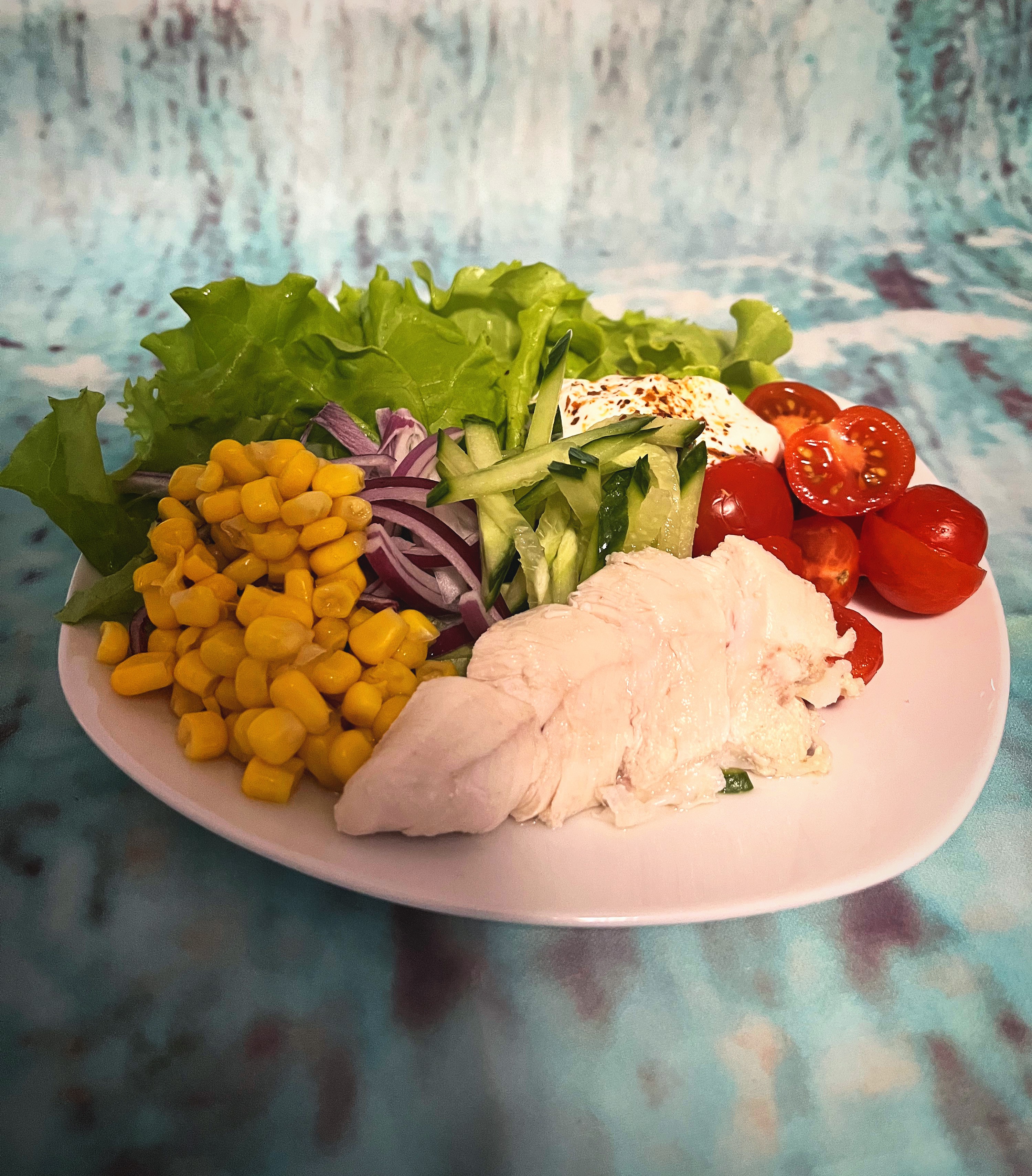 Салат с овощами и курицей