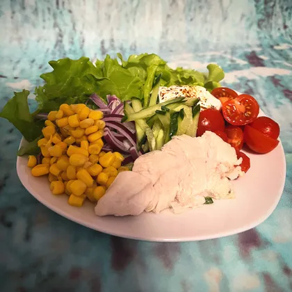 Салат с овощами и курицей