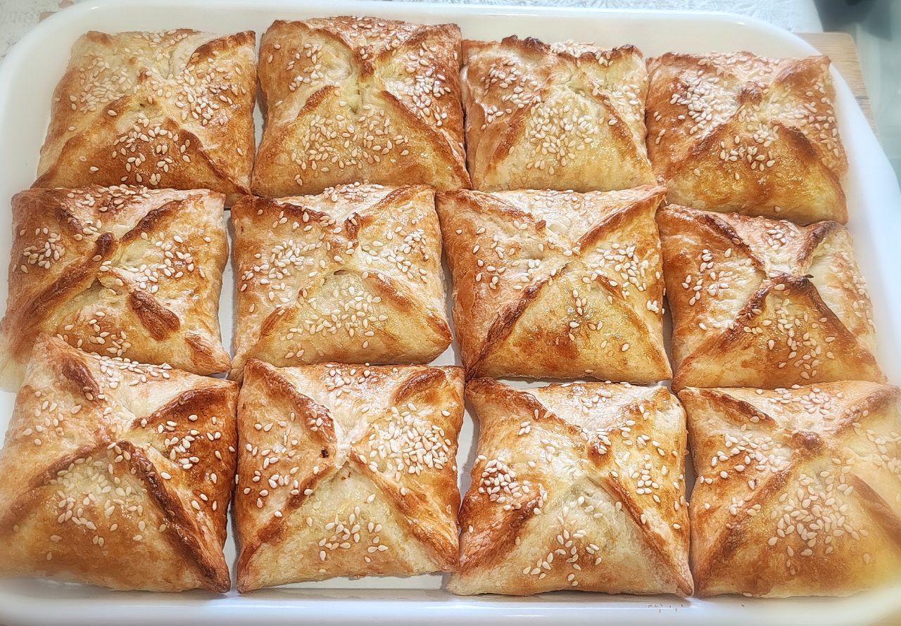 Конвертики из слоеного теста с ветчиной и сыром