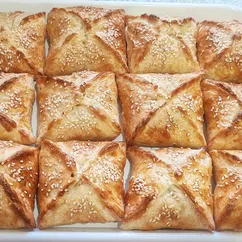 Конвертики из слоеного теста с ветчиной и сыром