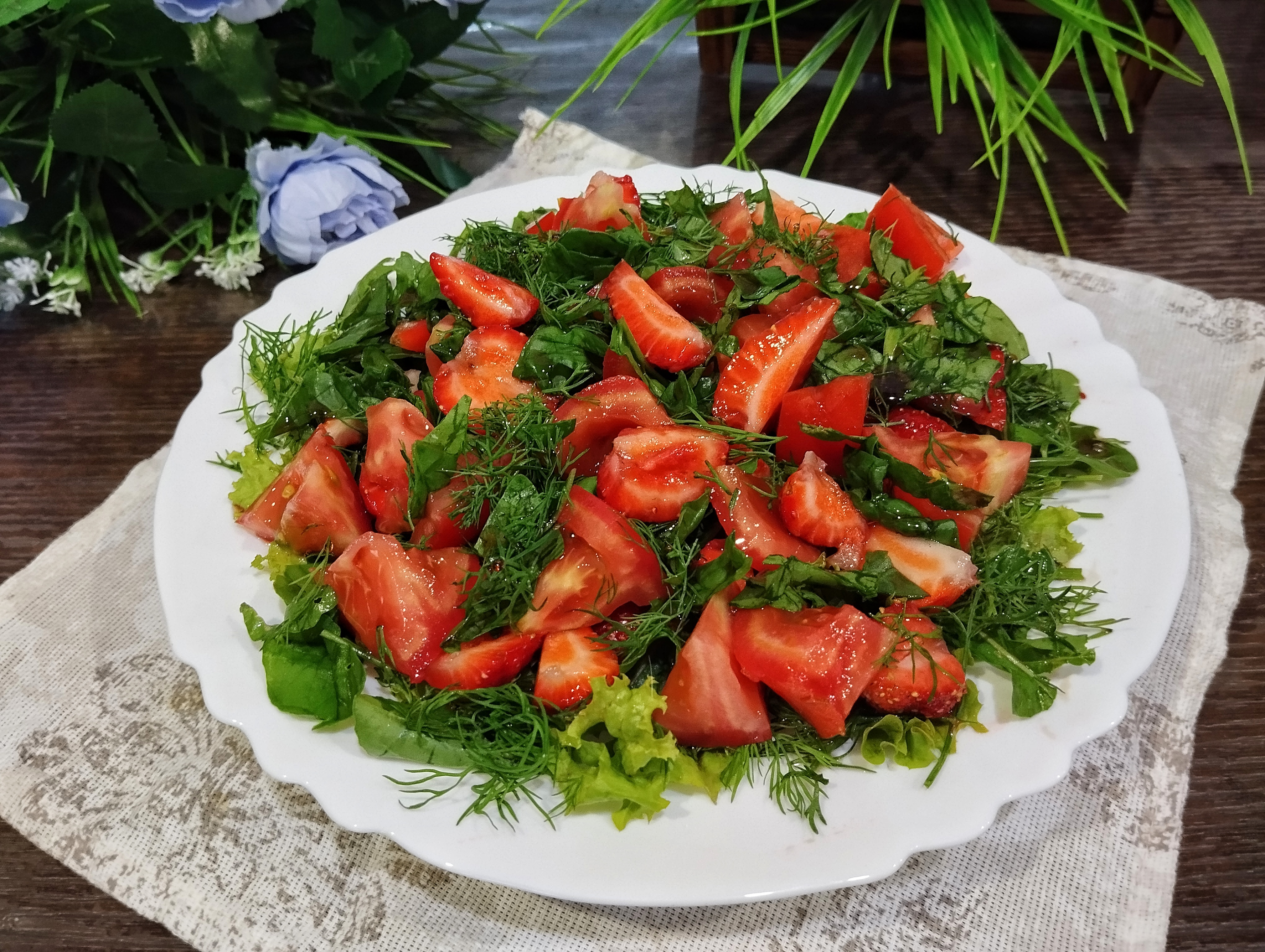 Салат с клубникой, помидоркой и зеленью 