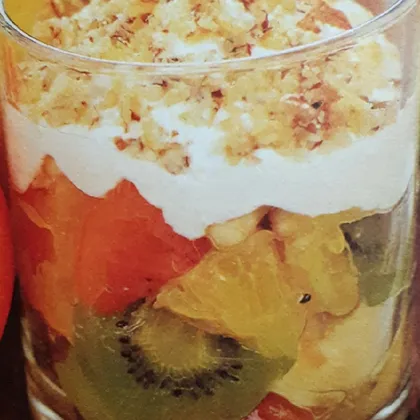 Творожный десерт с мюсли и фруктами