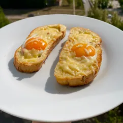 Яичница в хлебе на сковороде с колбасой и сыром