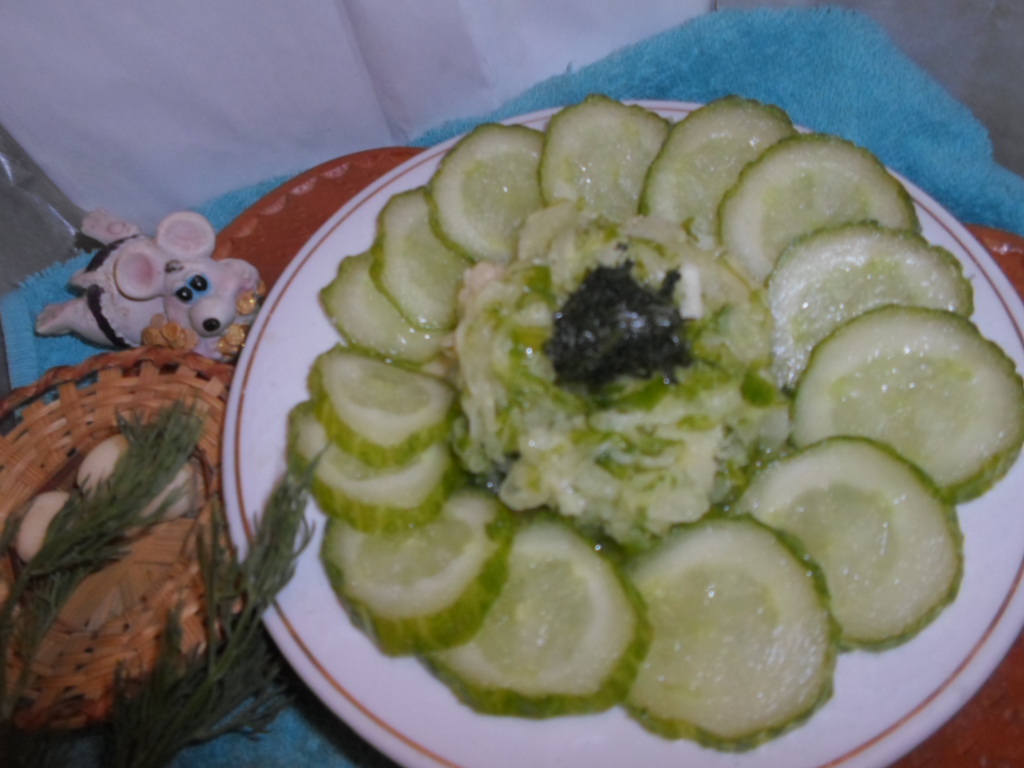 Салат из мороженных дачных огурцов  (заморозка)