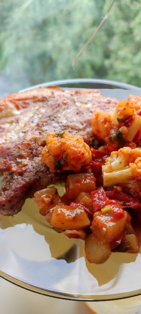Цветная капуста, тушеная с кабачками и помидорами