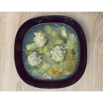 Суп с фрикадельками и зелёным горошком