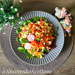 Салат с красной рыбой и овощами