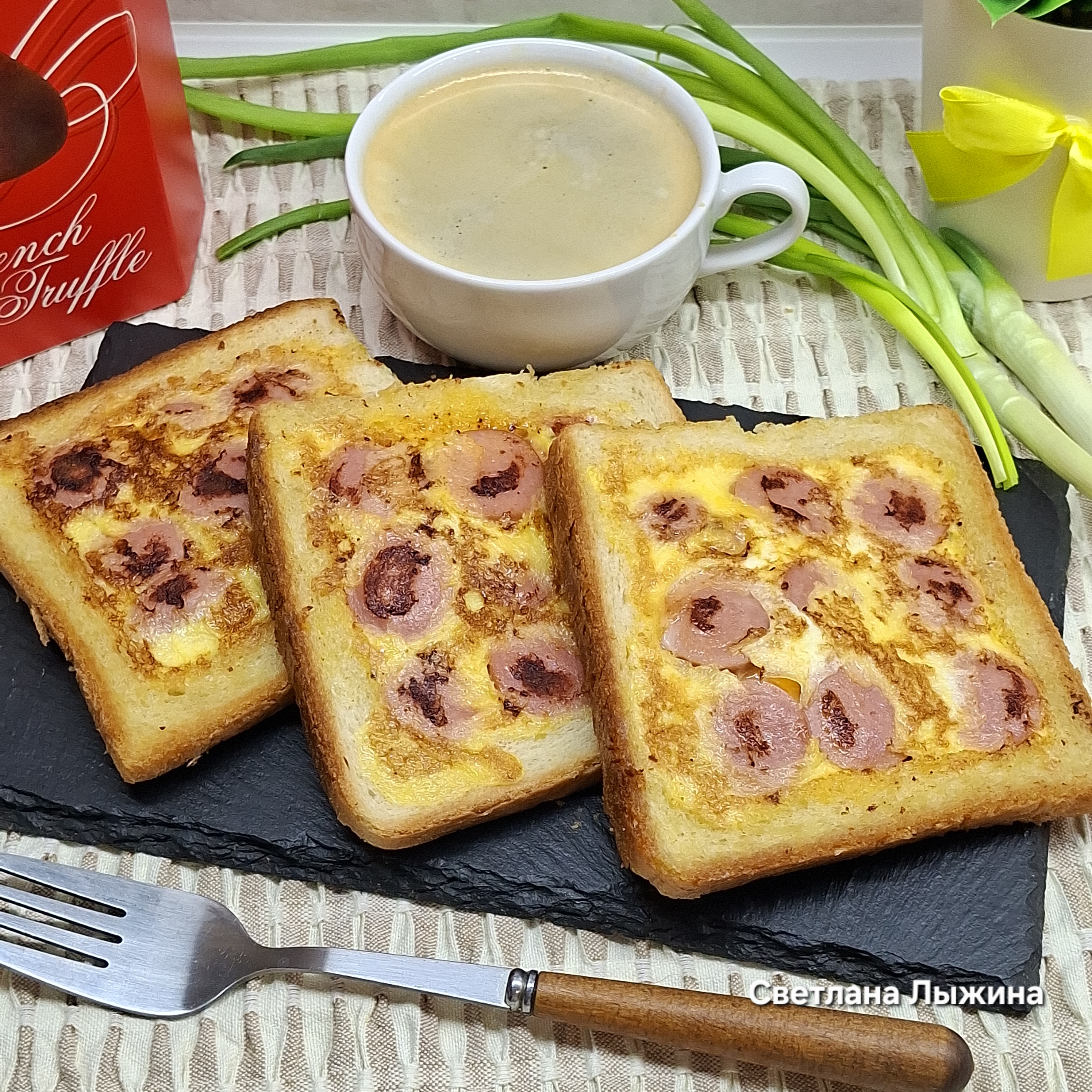 Яичница с сосисками в тостовом хлебе