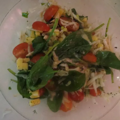 Салат со шпинатом, сельдереем и черри