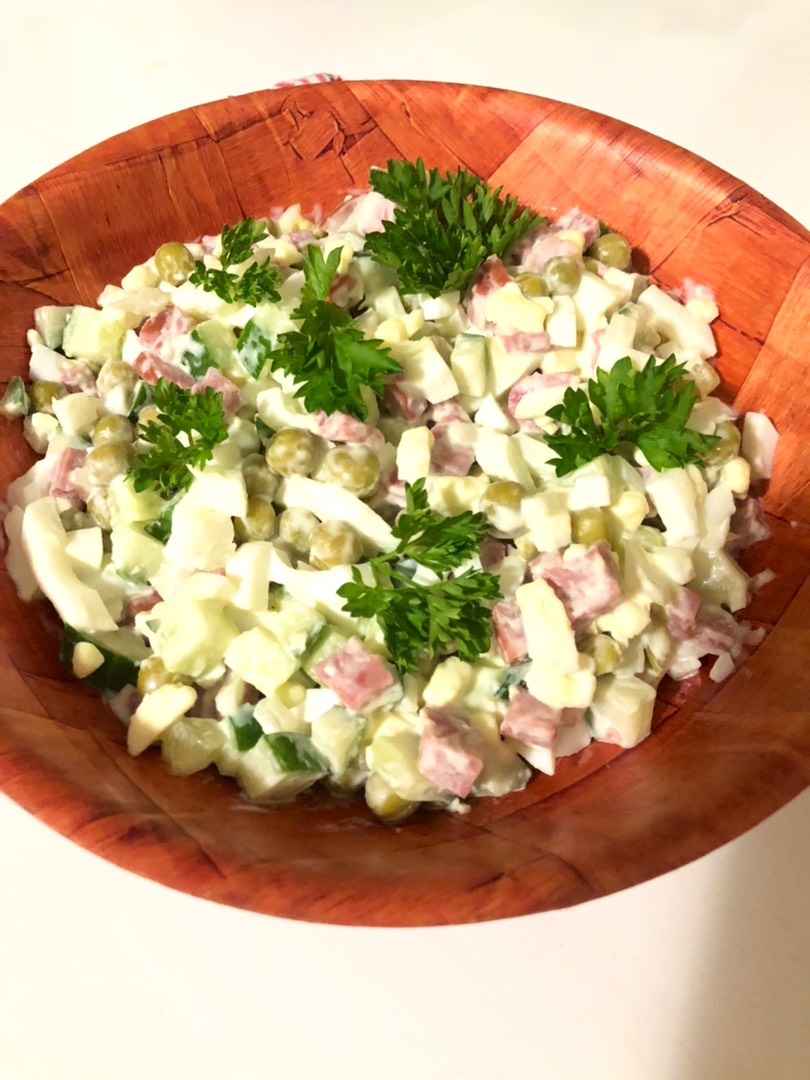 Зимний салат с колбасой без картофеля